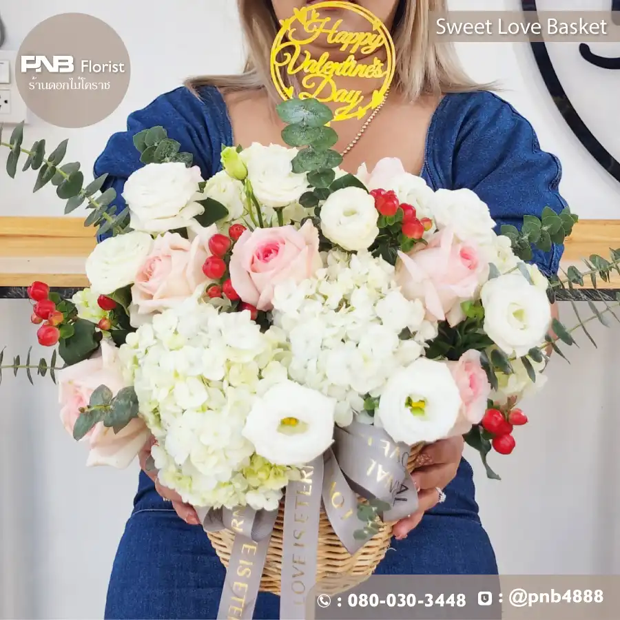 กระเช้าดอกไม้ "Sweet Love Basket" กุหลาบชมพูขาว - ร้านดอกไม้โคราช