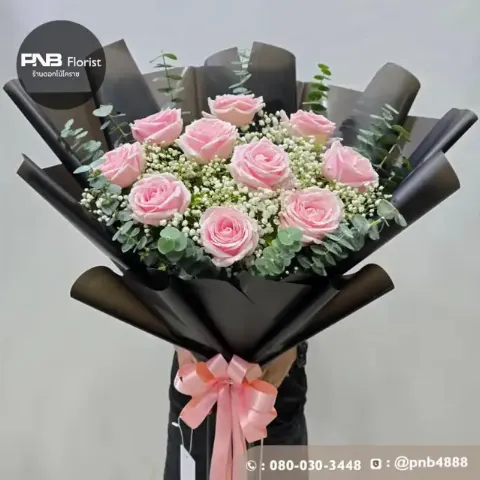 ช่อดอกกุหลาบสีชมพูห่อกระดาษสีดำโบว์ชมพู ภาพก่อนจัดส่ง ร้านดอกไม้โคราช PNB Florist