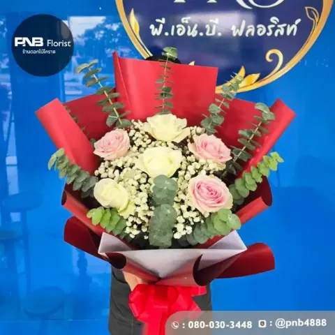 ช่อดอกกุหลาบขาวชมพูห่อกระดาษแดงขาวโบว์แดง ภาพก่อนจัดส่ง ร้านดอกไม้โคราช PNB Florist