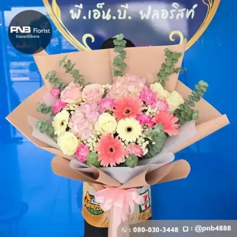ช่อดอกไม้สดโทนพาสเทลชมพูขาวห่อกระดาษน้ำตาลโบว์ชมพู ภาพก่อนจัดส่ง ร้านดอกไม้โคราช PNB Florist