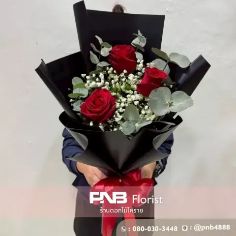 ช่อกุหลาบแดงสไตล์เท่ๆ ห่อกระดาษสีดำ ร้านดอกไม้โคราช