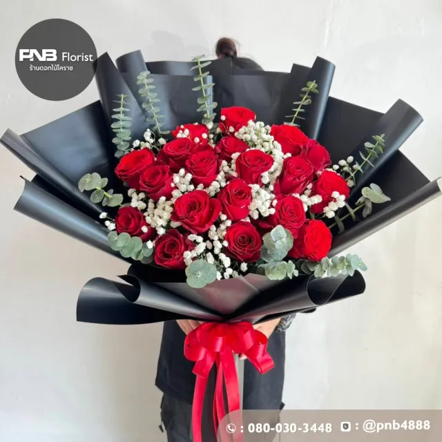 ภาพก่อนจัดส่ง ช่อดอกกุหลาบสีแดงพรีเมียม ห่อกระดาษสีดำ ร้านดอกไม้โคราช PNB Florist